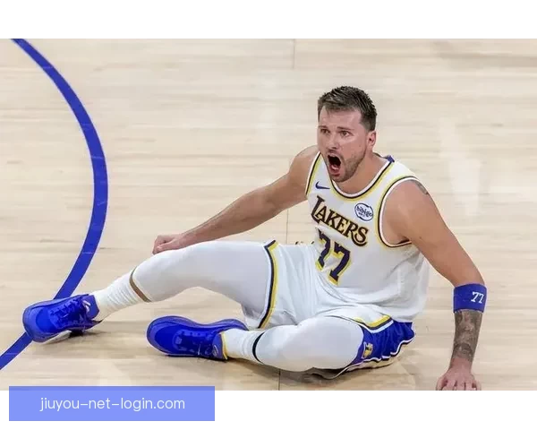 詹姆斯盛赞东契奇关键时刻统治比赛直言疲惫仍全力拼下胜利 詹姆斯盛赞东契奇关键时刻统治比赛直言疲惫仍全力拼下胜利